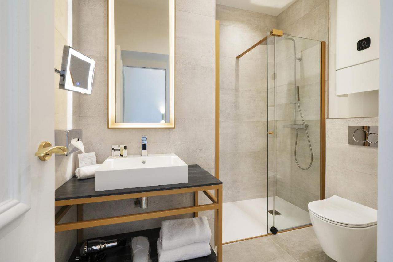 Vestay Montaigne Paris Exteriör bild