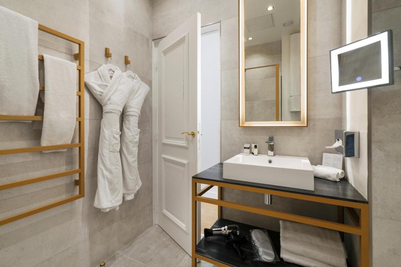 Vestay Montaigne Paris Exteriör bild